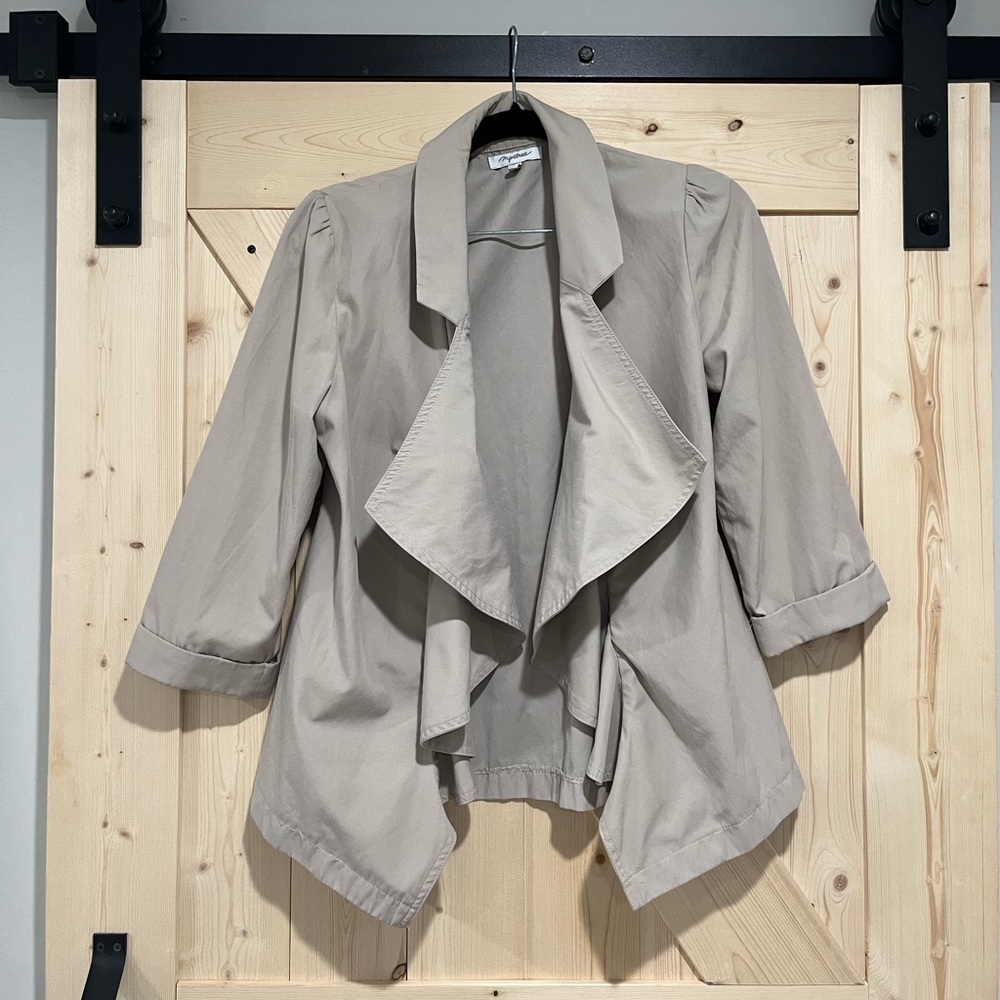 Gently Used Mystree Flowy Jacket in Tan, Size Small.